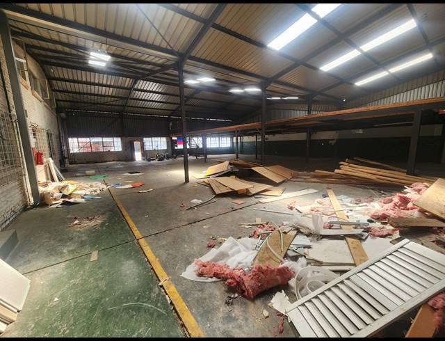 5,500M² WAREHOUSE FOR SALE IN WADEVILLE